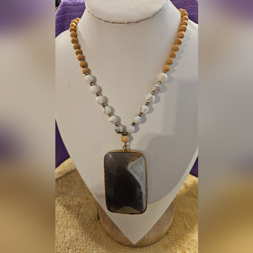 Beautiful Gray and white Agate gold tone framed Necklace with beads